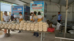 EVERY FRIDAY, BABEENI DELIVERS RICE FOR DISADVANTAGE PEOPLE IN HAI DUONG
