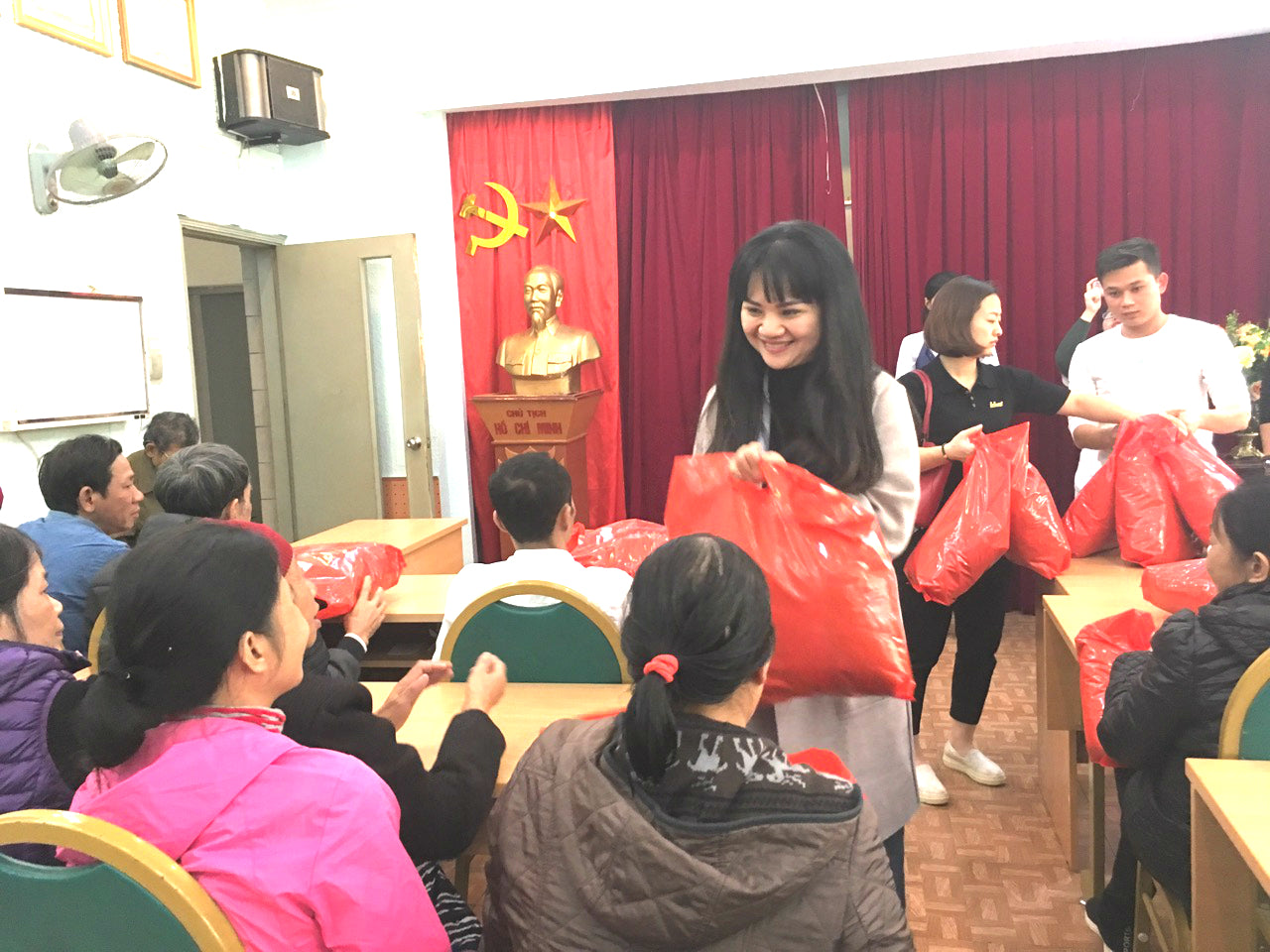 Babeeni Activity: Giving Gifts to Patients at Bach Mai Hospital Ahead of Lunar New Year