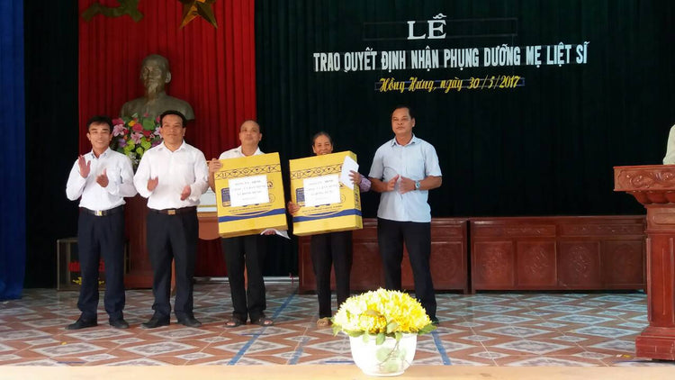 Babeeni in the ceremony of conferring the decision about taking care of Vietnamese heroes’ mothers