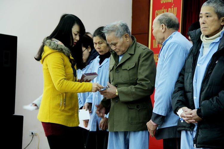 Babeeni gave Tet gifts to patients at Duc Giang Hospital